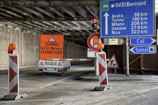 Pour l'heure, il demeure impossible de gagner l'Italie en prenant le tunnel du Grand-Saint-Bernard (photo d'archives). KEYSTONE/JEAN-CHRISTOPHE BOTT